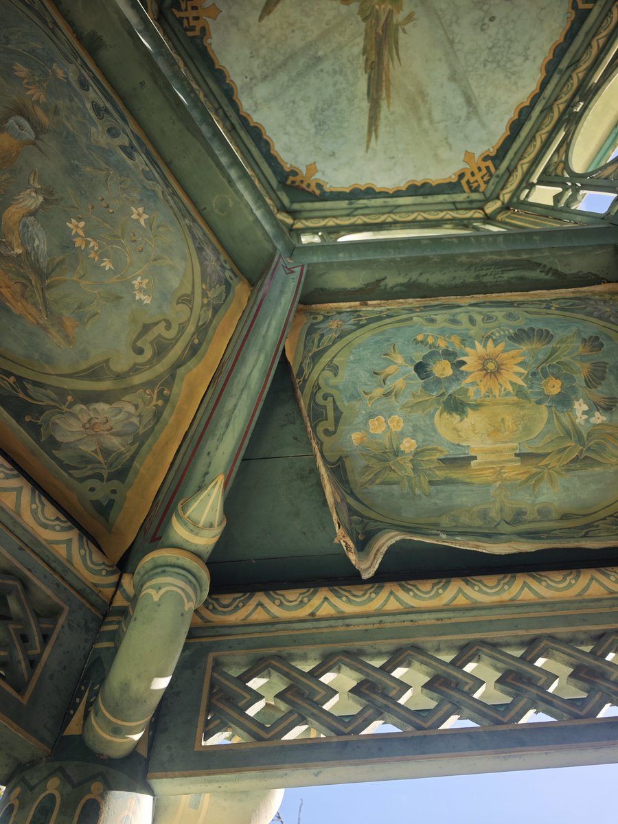 FrdricCostes's tweet photo. Je signale à la mairie de Paris que l'une des toiles peintes de la pagode du parc de Bagatelle est décrochée.

La pagode n'est pas entretenue, c'est le mal français du patrimoine. On attend qu'elle soit en quasi ruine pour conduire un juteux projet de restauration. Nul. https://t.co/gw0ylVsLQ2