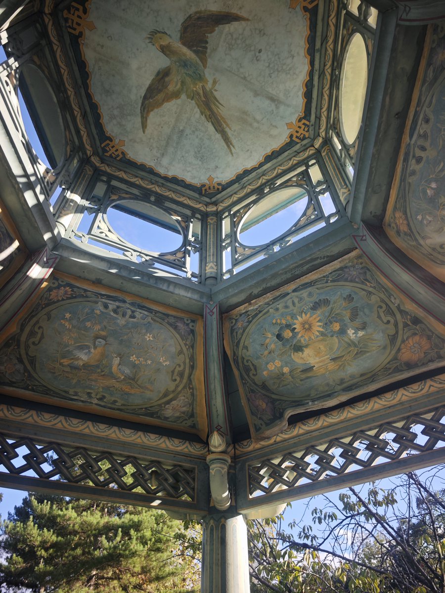 FrdricCostes's tweet photo. Je signale à la mairie de Paris que l'une des toiles peintes de la pagode du parc de Bagatelle est décrochée.

La pagode n'est pas entretenue, c'est le mal français du patrimoine. On attend qu'elle soit en quasi ruine pour conduire un juteux projet de restauration. Nul. https://t.co/gw0ylVsLQ2