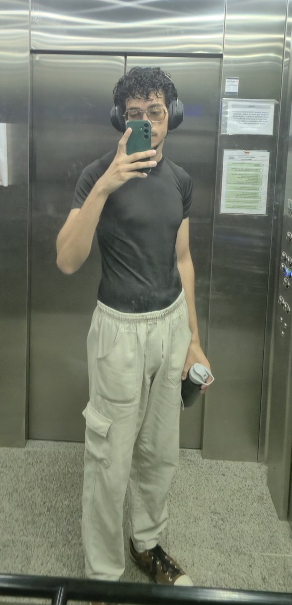 Zarlox2's tweet photo. Pov peguei uma camiseta de compressão com meu ficante e ela ficou grande, eu quando sou um homem skinny https://t.co/ZAA0bs5IOi