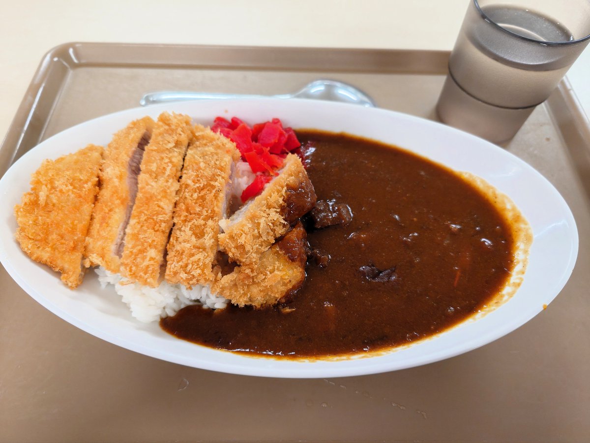 tkazma's tweet photo. 府中運転免許試験場の地下にある食堂でカツカレー。名物？なだけあって確かにこれはおいしい。カツもサクサクでこういうのでいいんだよ味が少しリッチな感じ。しかしこのメニューの豊富さなら近くに住んでたら普通に飯食うためだけに行ってもいいぐらいだな。 https://t.co/FD2cA7oGIG