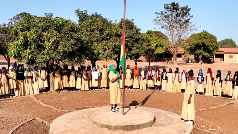 BM_Afrique's tweet photo. #DayOfGirls | M. Traoré, principal du collège de Dogomet 🇬🇳, est satisfait : le #SWEDD a permis à de nombreuses filles de reprendre leurs études après 2-3 ans d'abandon scolaire.
Leur envie d'apprendre est revenue !
Comprenez l'impact du projet ⤵️
https://t.co/99ZfJsexS2 https://t.co/MS0D5OyFnD