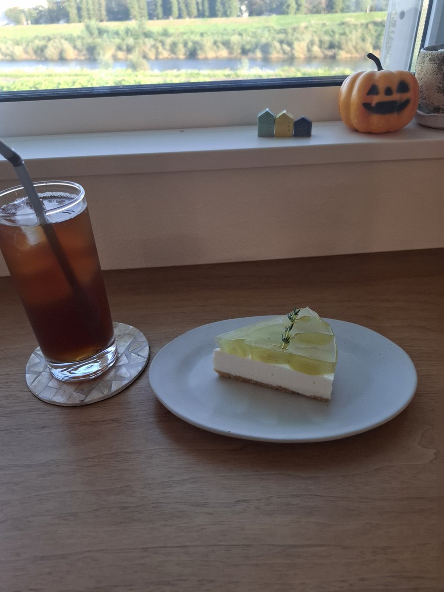AKIPI2580's tweet photo. チーズケーキとアイスティー美味しかった😋 https://t.co/AIeCVwtc8b