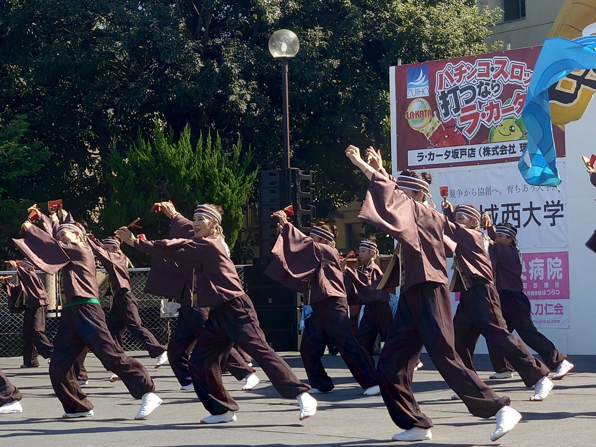 oonomotohiro's tweet photo. ★第26回坂戸よさこいに参加しました
 
坂戸よさこいは2001年に市制25周年を記念する「市民まつり」として始まりました。
私も先日「坂戸市 市制施行50周年記念式典」に出席させていただきましたが、今年は市制50周年の節目の年の開催となりました。
 
今年は市内外から46チームが参加され、市内５か所の会場において、色鮮やかで個性あふれる衣装をまとった踊り子たちによる、よさこいの演舞が見られるとのことです。

私が御挨拶をさせていただきましたメイン会場でも、見事な秋晴れの空の下、たいへん多くの市民の皆様で賑わう中、よさこいの踊り子の方々が息のそろった躍動感ある舞を披露されました。

世代を超えて地域のきずなが深まる、この素晴らしい「坂戸よさこい」が、今後も地域の皆さんの力で、末永く受け継がれていくことを願っています。
 
関係者の皆さん、本日はありがとうございました。

#坂戸よさこい
#坂戸市
■第26回坂戸よさこい（坂戸市のホームページ）
https://t.co/XzoCcIvwbH