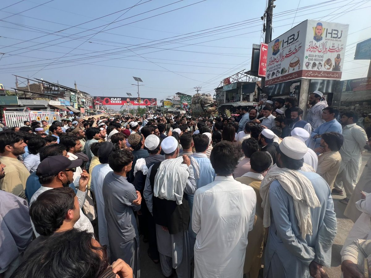 Abdulghani1116's tweet photo. باڑہ بازار خیبر چوک پر ممکنہ ایمرجنسی کے نفاذ کے خلاف اور وزیرِ اعلیٰ خیبر پختونخوا جناب سہیل خان آفریدی کے ساتھ اظہارِ یکجہتی کے لیے احتجاجی مظاہرہ کیا گیا۔

مظاہرین نے قبائلی عوام کے حقوق، عوامی مینڈیٹ کے احترام اور آئینی و جمہوری اصولوں کی پاسداری پر زور دیتے ہوئے ممکنہ ایمرجنسی کے نفاذ کو مسترد کیا اور وزیرِ اعلیٰ سہیل خان آفریدی کے ساتھ مکمل یکجہتی کا اظہار کیا۔

قبائلی عوام کے حقوق کا تحفظ، عوامی مینڈیٹ کا احترام اور آئین و قانون کی بالادستی ہمارا مطالبہ ہے۔
Admin