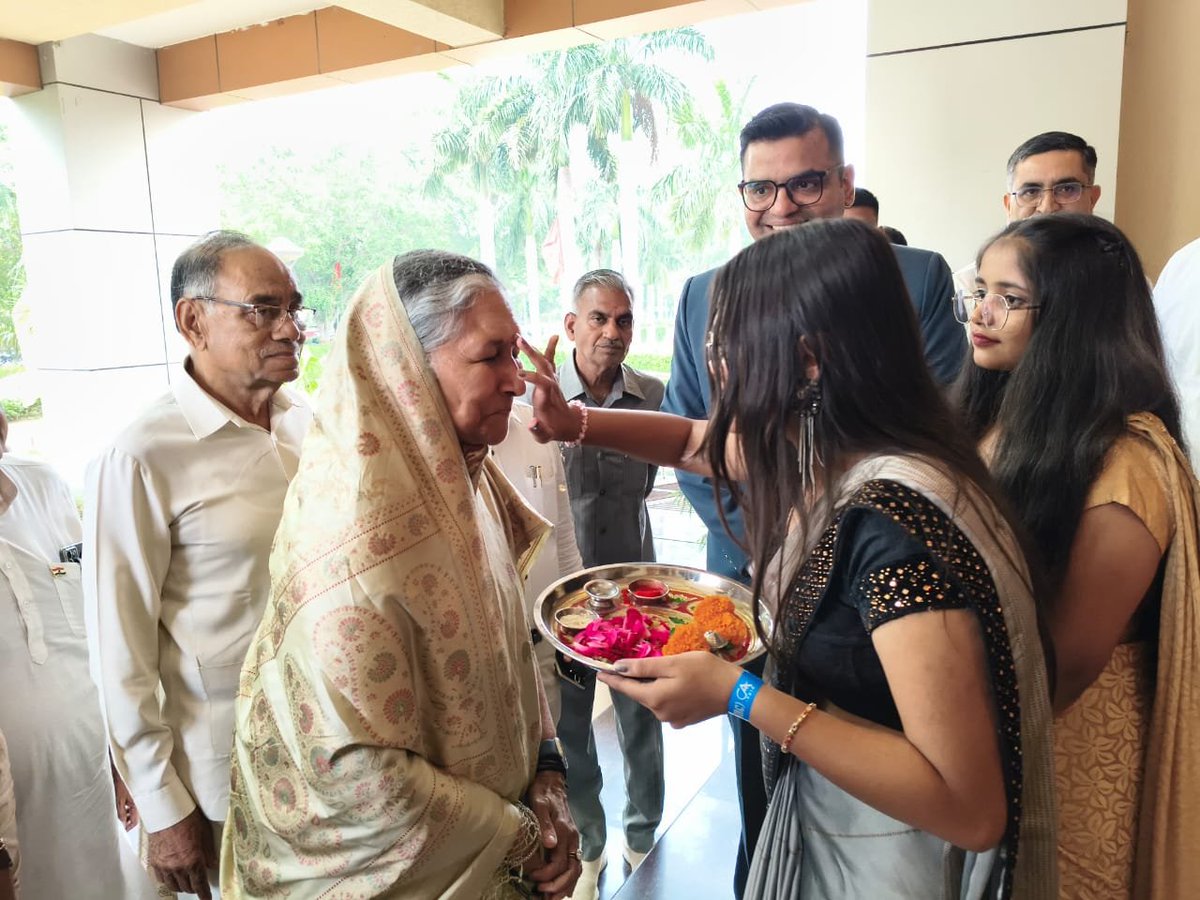 SavitriJindal's tweet photo. आज चौधरी रणबीर सिंह सभागार, गुरु जम्भेश्वर विश्वविद्यालय, हिसार में भारतीय सनदी लेखाकार संस्थान (ICAI), हिसार शाखा द्वारा आयोजित आनंदम-2026 (सनदी लेखाकार विद्यार्थी युवा महोत्सव) में मुख्य अतिथि के रूप में सहभागिता की। 🙏

सनदी लेखाकार हमारे देश की अर्थव्यवस्था की रीढ़ हैं। उनकी निष्ठा, पारदर्शिता एवं समर्पण भारत को विकसित एवं आत्मनिर्भर राष्ट्र बनाने में महत्वपूर्ण भूमिका निभा रहा है।

ऐसे आयोजन युवा विद्यार्थियों में सांस्कृतिक, सामाजिक एवं व्यावसायिक मूल्यों के विकास का सशक्त माध्यम हैं। समस्त विद्यार्थियों को उज्ज्वल भविष्य की हार्दिक शुभकामनाएँ।

हिसार शाखा के अध्यक्ष श्री अजय गोयल जी एवं समस्त कार्यकारिणी को इस सार्थक आयोजन हेतु हार्दिक बधाई। 🙏