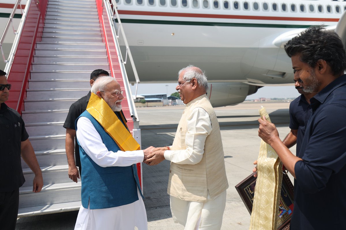 PMOIndia's tweet photo. Governor of Tamil Nadu, Shri Rajendra Vishwanath Arlekar, CM @TVKVijayHQ and other dignitaries welcome Prime Minister @narendramodi upon his arrival in Chennai.

@lokbhavan_tn @CMOTamilnadu https://t.co/n1oq5lly9R