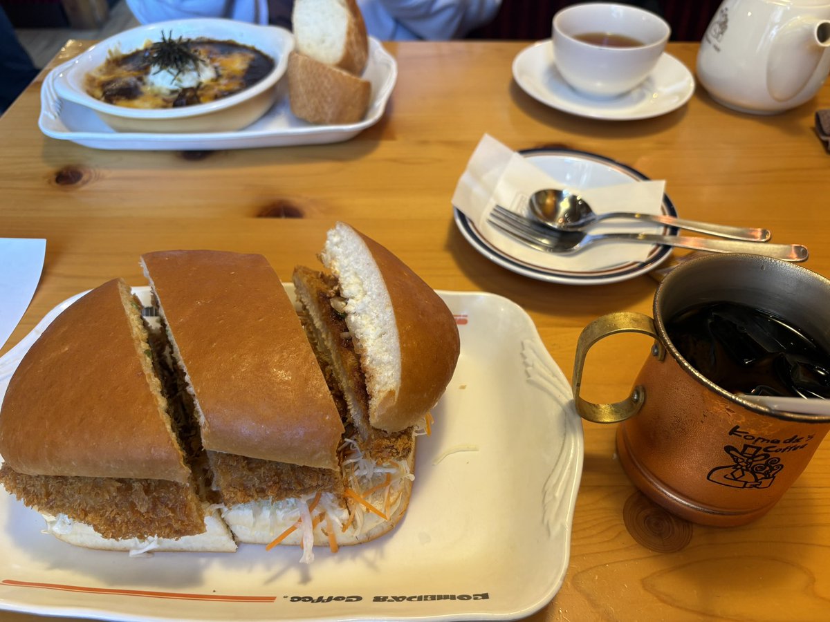 SeraYahiro's tweet photo. 初めてコメダのカツサンド頼んだけど、想像以上にデカかった_(:3」z)_
溢れたサラダ食べるのに箸欲しい… https://t.co/2qPvTpHzBl