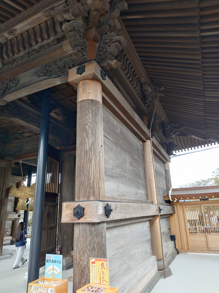 cameroonp's tweet photo. 3年ぶりに肥後一宮阿蘇神社に参拝
楼門も綺麗に修復されています
よく見るとここで折れた柱を継いだんだなという継ぎ目が見られたりと中々興味深い仕上がりになっています #駅メモ #宮地 https://t.co/cKNeMMR28N