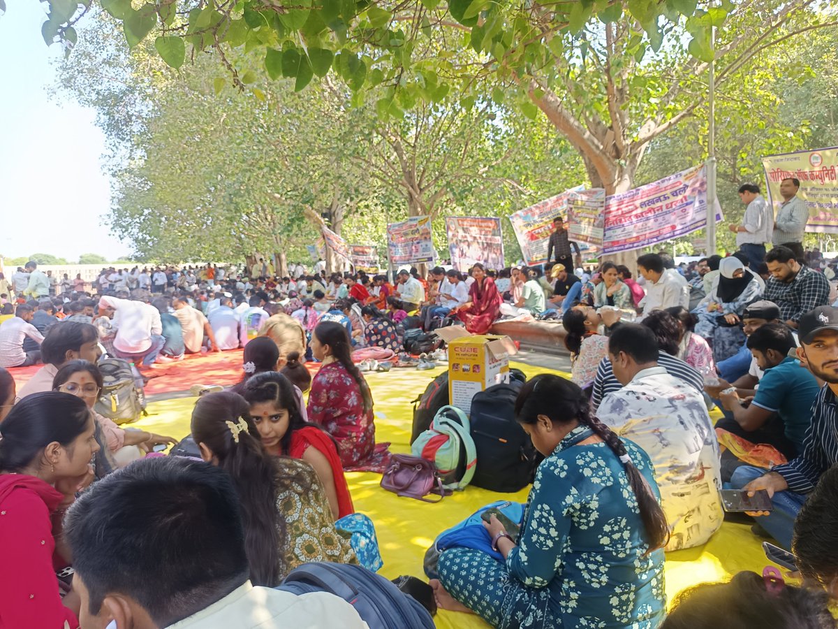 VeerendraM52018's tweet photo. माननीय प्रमुख सचिव @ChiefSecyUP जी, CHO का धरना 14 वें दिन भी जारी है। स्थायी कैडर, ₹4,800 ग्रेड पे और PBI का मूल मानदेय में विलय कब होगा? अब आश्वासन नहीं, लिखित शासनादेश चाहिए। सरकार तत्काल हस्तक्षेप करे!

@myogiadityanath @brajeshpathakup
#UPCHOPermanentCadre https://t.co/PfQjVrbqQ3