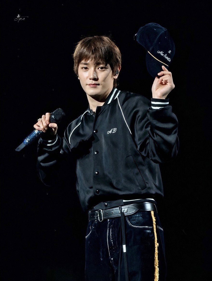 styleofjaeyong's tweet photo. black mic for today show✨️🌹🍑 https://t.co/krBZHqgtv7