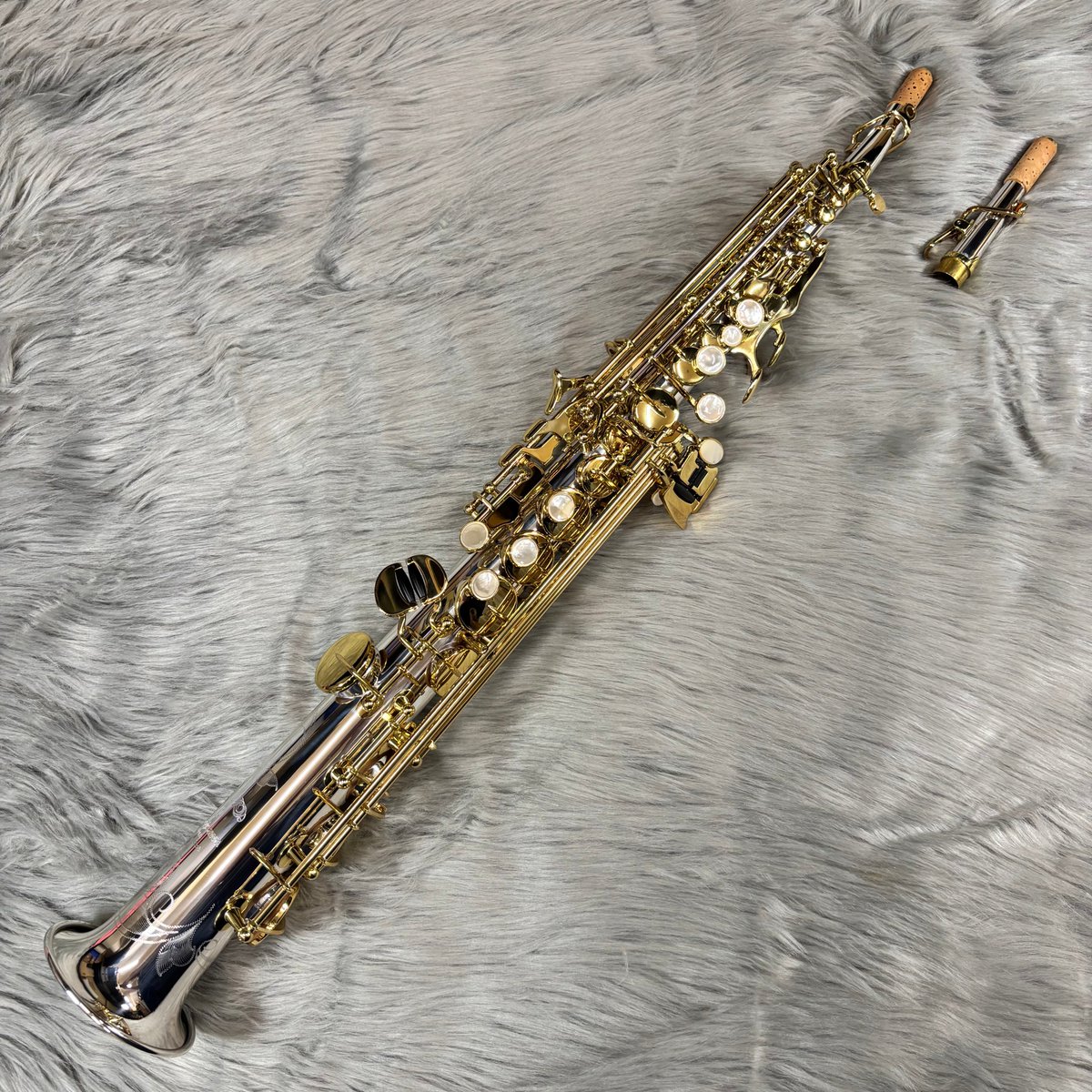 shima_noritake's tweet photo. 【#YANAGISAWA S-WO37】
銀製ソプラノならではの、深く豊かな響き。
繊細な表現から芯のある響きまで、#ソプラノサックス の魅力を魅力を存分に引き出してくれる1本。
ソプラノの音色をとことん追求したい方に。
https://t.co/HNI7N33zT1
#SWO37 #SilverSonic https://t.co/piPGUQhXaf