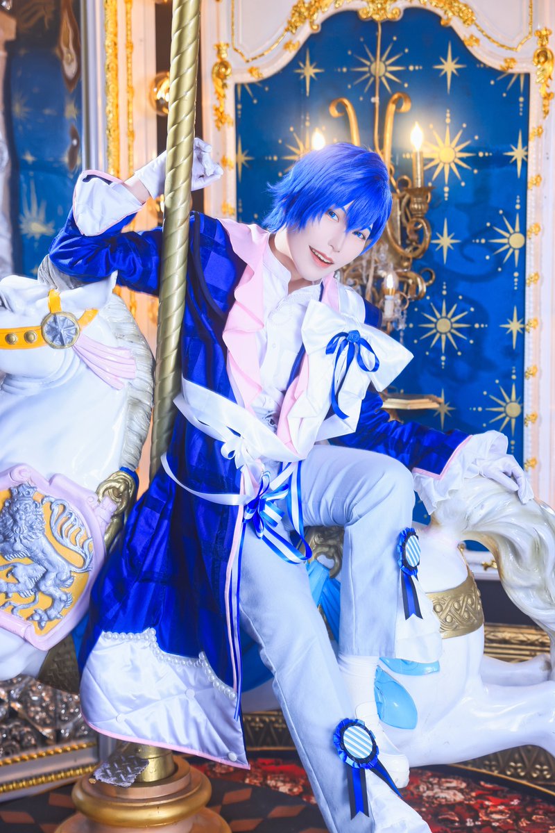 katsu_sce's tweet photo. 【Cosplay】

かいとぱ街で20周年POPUPのKAITOで居ました！
昨日は撮影もしてきました☺️その写真を無配として置いてました🎠
色んな方に写真集など手に取っていただけて本当に嬉しかったです😭🙏お話も出来て楽しかった🥹
感想やこの写真好きとかあれば言ってもらえると嬉しいです☺️

 #かいとぱ街 https://t.co/jfZf2lV2fk