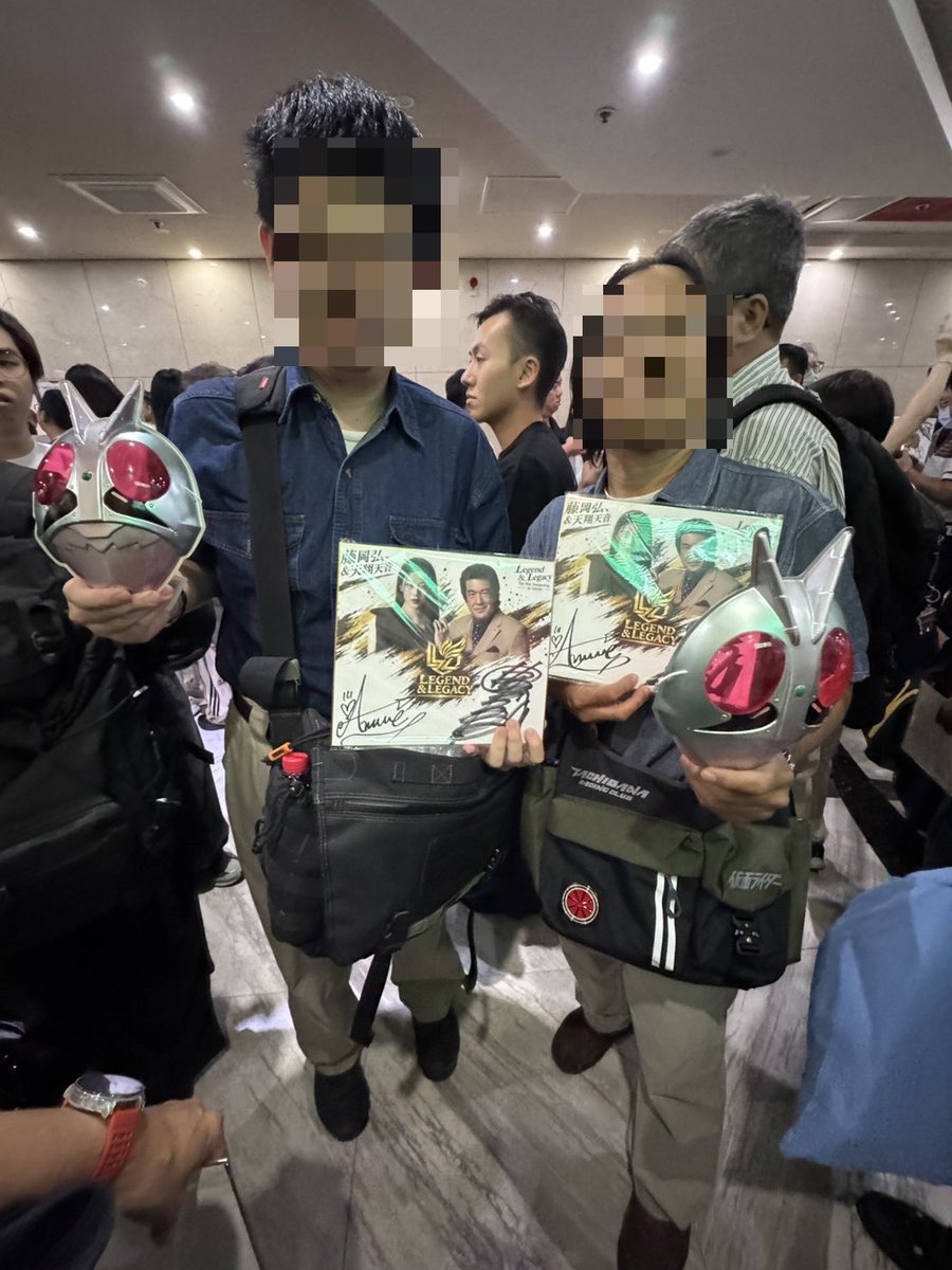 srx0204's tweet photo. 昨日の藤岡弘、さんと天翔天音さんのファンミーティングは、主催者から権利の都合上、仮面ライダーのコスプレでの参加が許されないという注意事項があるけど、ある仮面ライダーのお面を持ち歩く中年男性のような格好して参加した人が私含めて2人いた。
この格好で参加することも、賛否両論があった。賛成しないほうはこれが主催者が決めたルールに従わない言動とした。賛成するほうは、このキャラクターは究極の仮面ライダー好きだから、このイベントにはふさわしいという。