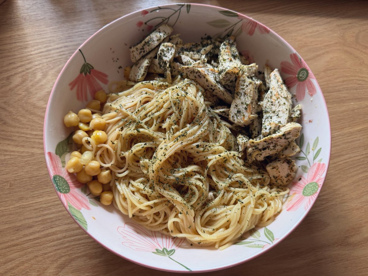 IronMindGo's tweet photo. Every meal deserves a photoshoot before it disappears 😅

Lunch: Noodles, pan-seared chicken breast, and chickpeas. https://t.co/piBQmLRCYl