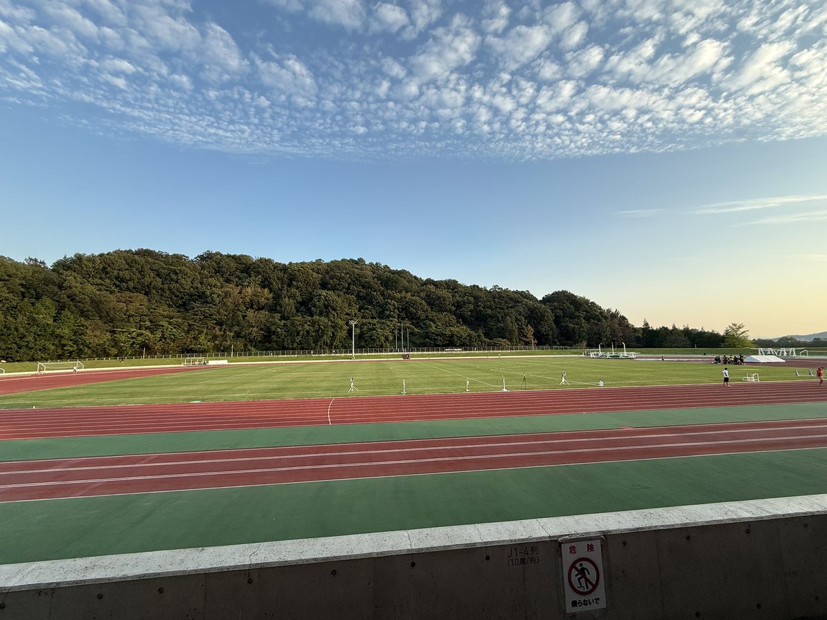 yuppy0719's tweet photo. 息子くんの陸上大会で朝から競技場で観戦。
息子くんは昼頃に終わったので、一旦ご飯食べに出てからまた迎えに来た。
今はちょうど各種決勝が行われている。
高校生の陸上は迫力あって見応えある！ https://t.co/Xk1V7baqQh