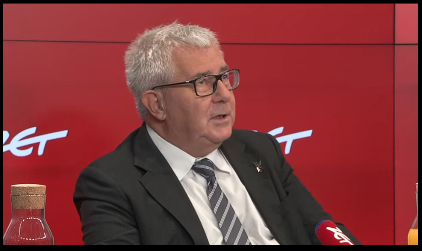 _DiabelStockton's tweet photo. Do władz https://t.co/PqeybylxTA i wydawcy "7 dzień tygodnia"

Po co zapraszacie do komentowania wydarzeń politycznych, ludzi o mentalności szmaty jak @r_czarnecki złodziej i kłamca, łapówkarz z pis.

Na dodatek pytacie tego skompromitowanego błazna o pomysły na zastopowanie przemocy w internecie i ataki nożowników.
Przypominam, syn Czarneckiego @PCzarnecki83 napierdala się w freek fight'owych walkach z innymi "patusami", i zaatakował nożem kolegę na sylwestrowej domówce.