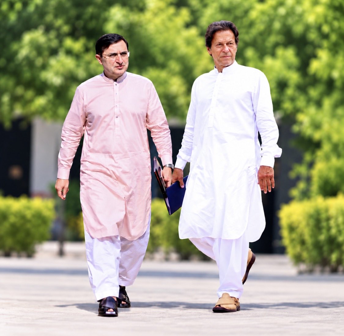 BarristerGohar's tweet photo. چیئرمین پی ٹی آئی بیرسٹر گوہر  خان کا خیبرپختونخوا میں ایمرجنسی کے نفاذ پر ردِعمل:

ہم صوبے میں ایمرجنسی کے نفاذ کی شدید الفاظ میں مذمت کرتے ہیں اور اس اقدام کو یکسر مسترد کرتے ہیں۔ یہ ایک انتہائی تشویشناک اور سنگین سیاسی غلطی اور غیر جمہوری اقدام ہے- عوام اپنے حقوق کے خلاف ایسے اقدامات کو کبھی قبول نہیں کریں گے۔

خیبرپختونخوا کے عوام کا مینڈیٹ ان کا آئینی اور قانونی حق ہے۔ اس مینڈیٹ کو نظر انداز کرکے، صوبائی خودمختاری کو کمزور کرکے اور وفاق و صوبے کے درمیان تصادم پیدا کرکے نہ امن قائم کیا جاسکتا ہے اور نہ استحکام لایا جاسکتا ہے۔

دہشت گردی کے خاتمے پر کوئی اختلاف نہیں، لیکن دہشت گردی کے خلاف جنگ کو عوامی آواز کو دبانے، سیاسی مقاصد کے حصول یا صوبے کے آئینی اختیارات محدود کرنے کا جواز نہیں بنایا جاسکتا۔ دہشت گردی کا مقابلہ قومی یکجہتی اور مشترکہ حکمتِ عملی سے ہی ممکن ہے۔

صوبوں کو کمزور کرکے وفاق مضبوط نہیں ہوسکتا۔ مسائل کا حل طاقت، تصادم اور غیر معمولی اقدامات میں نہیں بلکہ سیاسی بصیرت، آئین کی بالادستی اور بامعنی مذاکرات اور عملی اقدامات میں ہے۔

ہم عوامی مینڈیٹ، صوبائی خودمختاری اور آئینی و جمہوری حقوق کے تحفظ کے لیے ہر آئینی، قانونی اور جمہوری فورم پر بھرپور آواز اٹھائیں گے۔

مضبوط صوبے ہی مضبوط وفاق کی بنیاد ہیں، اور آئین کی حکمرانی ہی مضبوط پاکستان کی ضمانت ہے۔

ابھی بھی وقت ہے، اس فیصلے کو چند دنوں میں واپس لیا جاسکتا ہے۔ وفاق ego کو جانے دیں، زمینی حقائق کو سمجھے ، جائز مطالبات تسلیم کرے، عوام کے احساسات اور جذبات کا احترام کرے اور ملک کو مزید سیاسی و معاشی نقصان اور جمہوری عمل کو پیچھے دھکیلنے سے بچائے۔ سیاسی فیصلوں پر نظرثانی کمزوری نہیں بلکہ قومی مفاد میں دانش مندی کی علامت ہوتی ہے- otherwise بہت نقصان ہوجائیگا