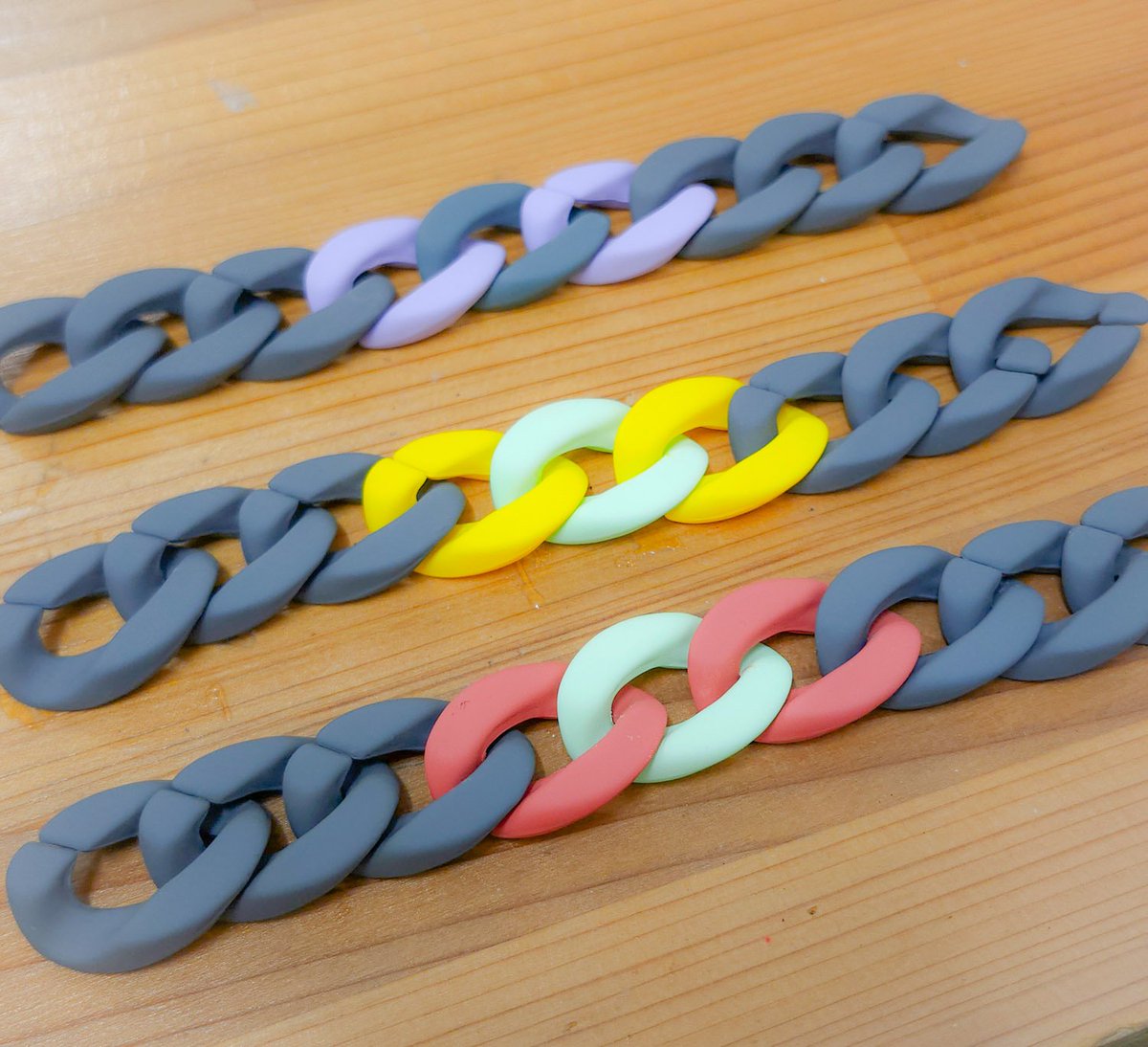 _0_4_5_'s tweet photo. 麻天狼概念
先生の明るいグレー買ったのにあんまりわからん！ブレスレットサイズなので金具付けて腕につけようかな。このままバッグに着けても良さそう。ハマも作るよ～ https://t.co/WZgivHw5Aw