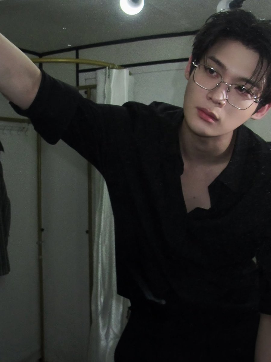 xiaours_'s tweet photo. HOLY FUCK KIM YOONSIK https://t.co/KsSDE5trNI