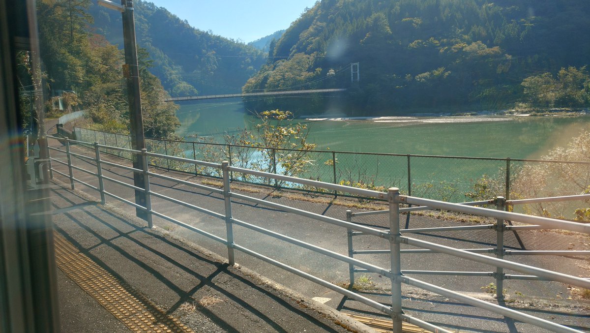 Chartreuse2013's tweet photo. せっかく三連休にここまで来たので、飯田線に乗車して北上
北海道では「また駅なくなるのか…隣の駅まで20キロくらい空いちゃうな」って話ばかりなので、
そのノリで飯田線に乗ると「頼む…駅を減らしてくれ！」と叫びたくなった
さすがJR東海、お金持ち
#コンサポ磐田遠征 https://t.co/D5PkWo8fhL