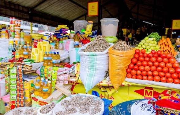 Mamaurwagasabo1's tweet photo. Uyu munsi tariki 11 mu kiganiro #Igicaniro turaza kugaruka kuri izi ngingo kuva saa munani kugera saa kumi;

Ibiciro by’ibiribwa mu Rwanda bikomeje kuzamuka: BNR iravuga iki? Politiki y’ubuhinzi bite?

Imiturire muri Kigali: Ikibazo cy’abatuye ahitwa mu manegeka kizarangira ryari?

Abahuza mu bibazo bya AFC/M23 na Leta ya RDC basuye impande zombi, twitege iki?

Imirwano irakomeje hagati ya AFC/M23 na Leta ya RDC: Kwigarurira uduce ku mpande zihanganye.

Kabila yongeye kuvuga: yaba yeruye ko ahanganye na Tshisekedi?

Ntimucikwe.

#MamaUrwagasaboTV
