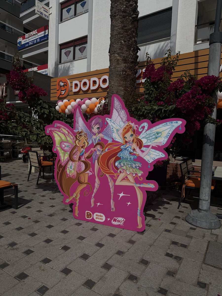 Ovzge's tweet photo. Uyandığım gibi kahvaltı etmeden Winx pizzası yemeye geldiğimi nasıl açıklayacağım https://t.co/3tJTSCFNcJ