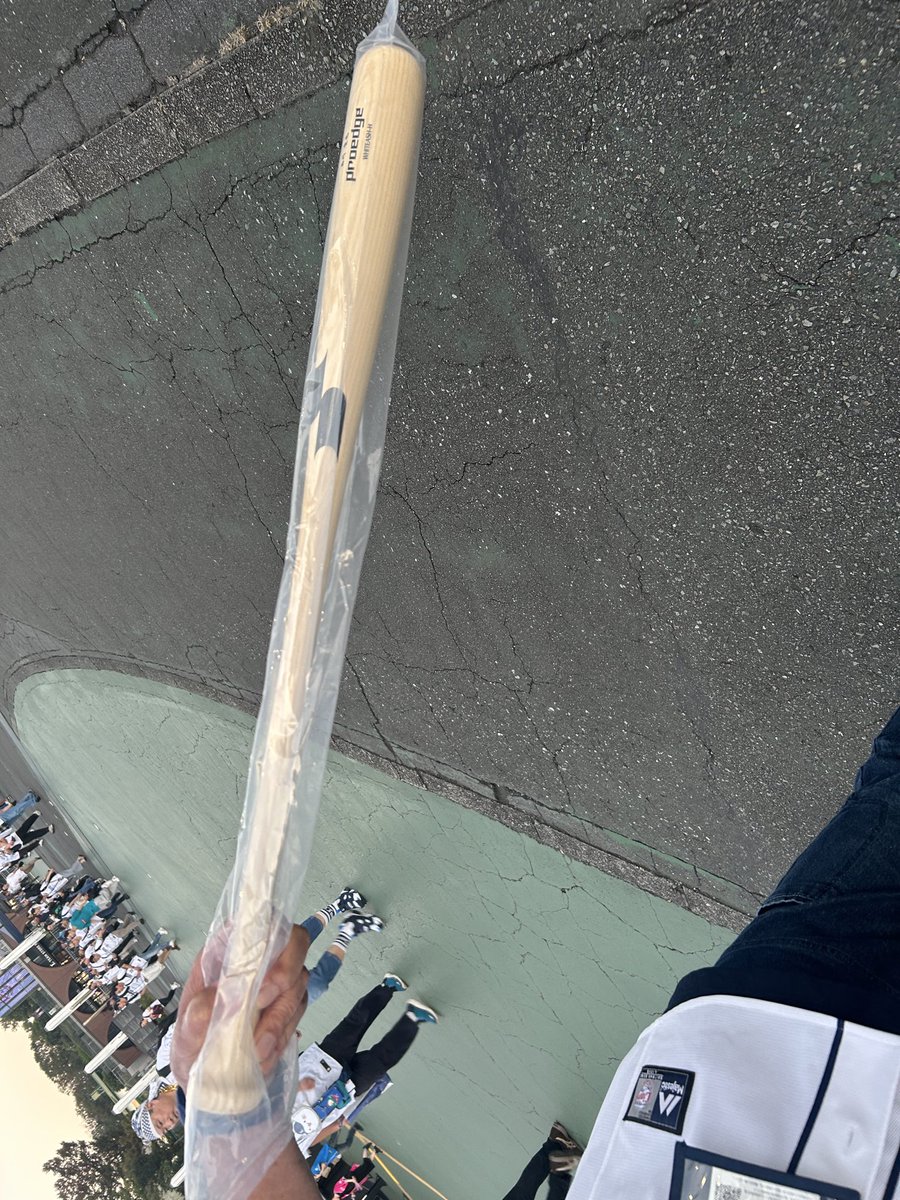 ToshiSachi3's tweet photo. 今日気になってた2000円ガチャ‼️
初めてチャレンジ🥹
なんかカプセルから鍵が🔑🔑
オトンと？ガチャ常連さんが
凄い〰️よ🫢って教えてもらって🔑開けて紙を取って？警備の方が
『おめでとう🎊ございます』
言われるままカウンターへ！
なんと🫢西川愛也選手💓バットが〜😍
当たり🎯運使ってしまった🤣 https://t.co/icgiSXgkQy