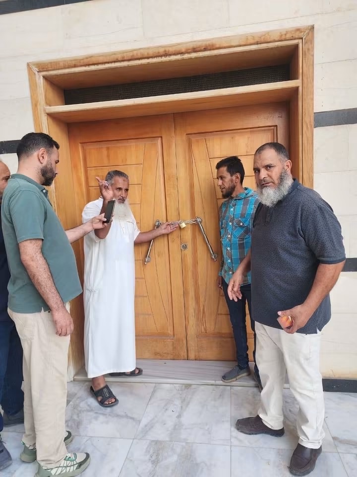 address_libya's tweet photo. 🔴 عاجل | رفضًا لتهديدات الأمن الداخلي التابع لحكومة الدبيبة.. نقابات التعليم في مختلف البلديات تواصل اعتصامها السلمي للمطالبة بتسوية الأوضاع المالية والإدارية للمعلمين والمعلمات. https://t.co/plhvXY09ZI