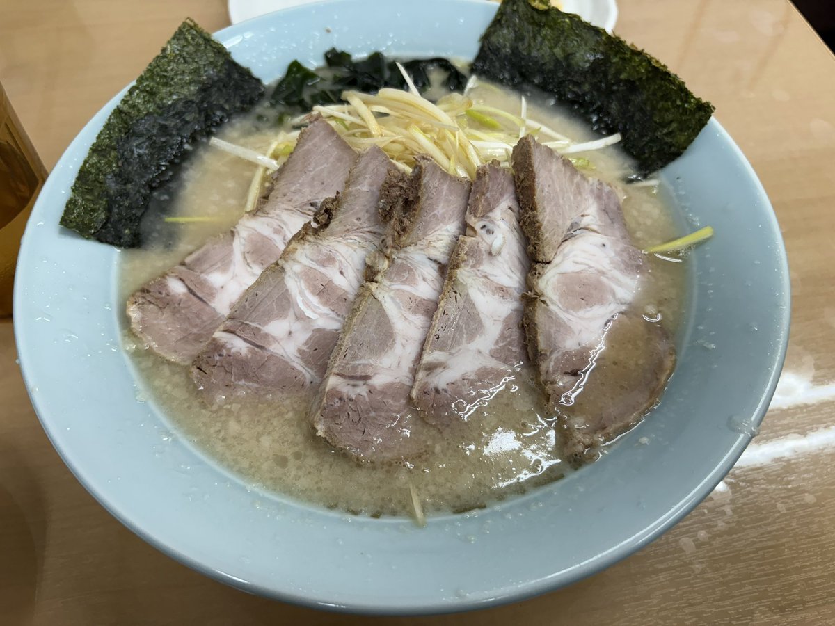 nyappy_yuji's tweet photo. 昨晩は居酒屋、タコス屋、おたからからの
深夜の〆ラーメンえびす　マー油のにんにくの香りと程よい苦味が抜群にうまい

昼は山香のラーメンショップへ
ルーツを知るまではなんというか…名前的に期待値が低くて避けてたけど家系絡みでちゃんと知って行ってみたら並びから食べるまで1時間、そして旨い https://t.co/0asntj7hbp