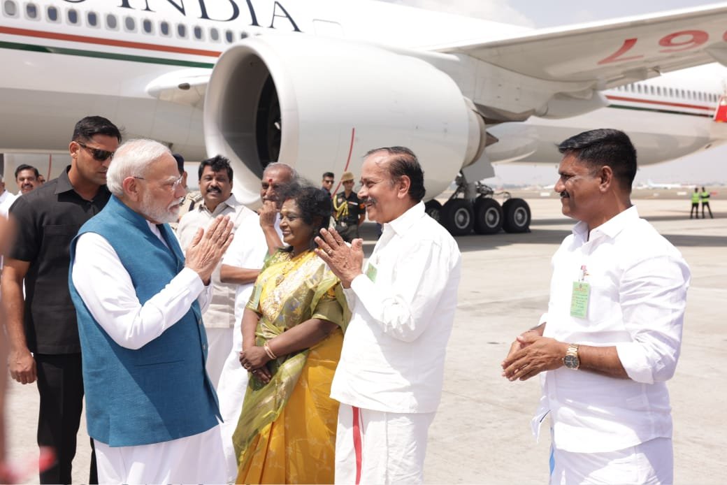 HRajaBJP's tweet photo. தமிழ் மீது மாறாத பற்றும்..!!

தமிழக மக்கள் மீது தீராத அன்பும்..!!

தாயுள்ளத்தோடு தமிழகத்தின் வளர்ச்சி மீது அக்கறையும் கொண்டுள்ள... 

தரணி போற்றும் தன்னிகரற்ற தலைவர் மாண்புமிகு பாரத பிரதமர் திரு. @Narendramodi அவர்களை தமிழக பாஜக சார்பில் விமான நிலையத்தில் வரவேற்று தமிழகத்திற்கு தொடர்ந்து வளர்ச்சித் திட்டங்களை வழங்கி வரும் மத்திய அரசுக்கு தமிழக மக்களின் சார்பில் நன்றியினை தெரிவித்தோம்..!!  

#TNWelcomesModi