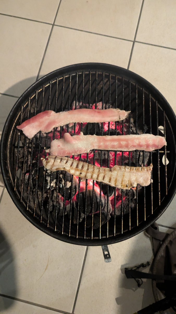 Kcam_duo's tweet photo. サムギョプサルってトリプルテイクに似てるな

#apex #トリプルテイク　#サムギョプサル https://t.co/pcC7KnqcgD