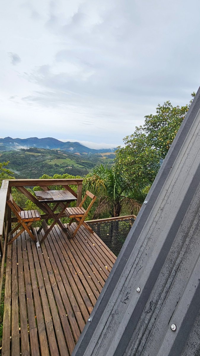 greice_tt's tweet photo. Estou hospedada em um cabana no interior do Paraná e, por curiosidade, resolvi fazer uma conta de padeiro: 

Quanto custa construir uma dessas? E qual rentabilidade ela pode gerar?

Vem comigo que vou fazer as contas aqui... 🧵 https://t.co/ohjRFCOwpm