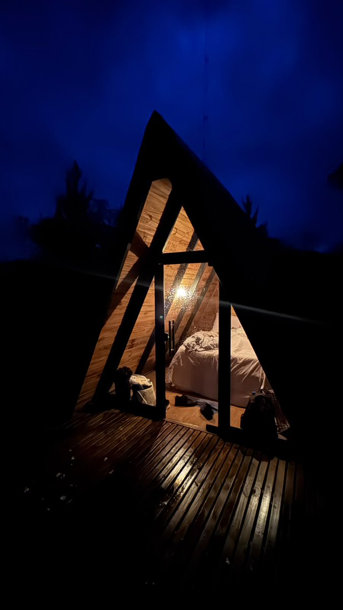 greice_tt's tweet photo. Estou hospedada em um cabana no interior do Paraná e, por curiosidade, resolvi fazer uma conta de padeiro: 

Quanto custa construir uma dessas? E qual rentabilidade ela pode gerar?

Vem comigo que vou fazer as contas aqui... 🧵 https://t.co/ohjRFCOwpm