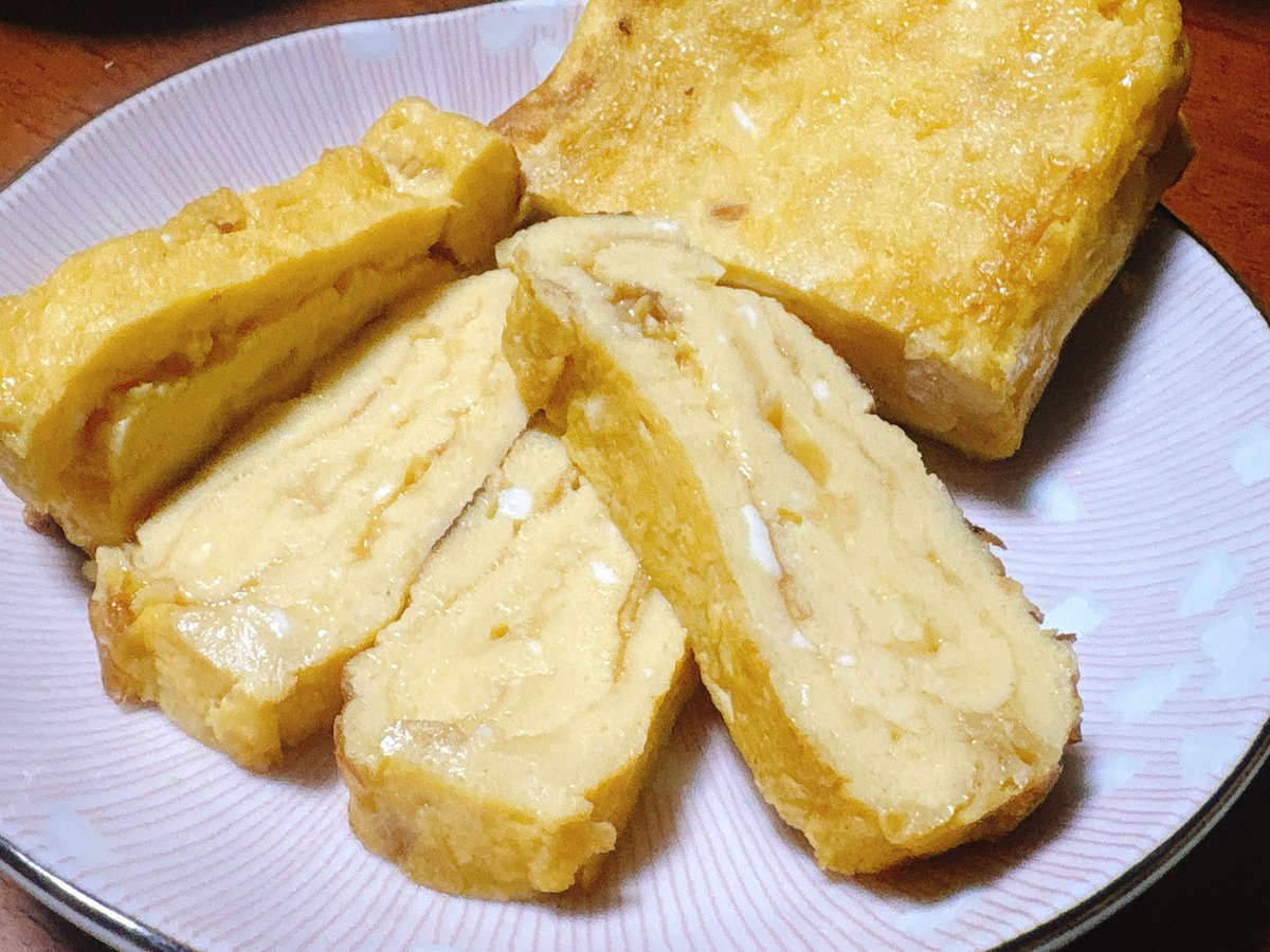 Corin_DD's tweet photo. 長野の農園から定期的に共同購入している卵。
届いた箱の外見は何ともなかったのになんと破損が30個！
というわけで晩ご飯には卵焼きが追加となりました😋
(破損した卵は補償していただけることになりました😊) https://t.co/Uagy0mJ2aF