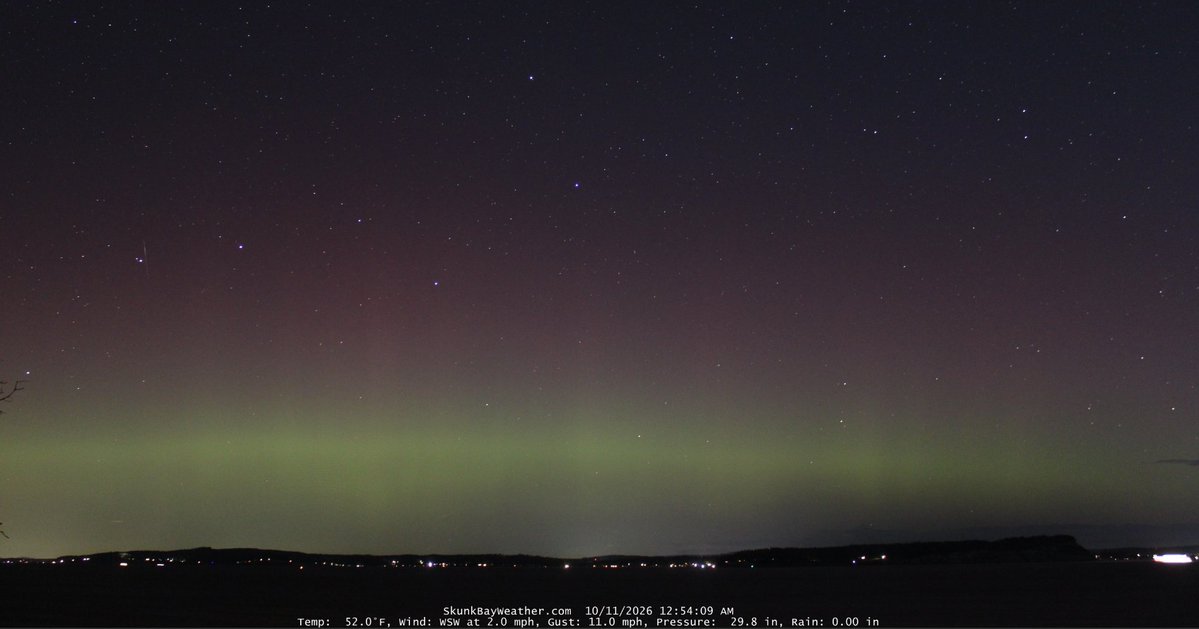 TimLong350's tweet photo. Despite the persistent +BZ the current substorm is putting on a decent show. #aurora #wawx https://t.co/VHUlYmJkfU