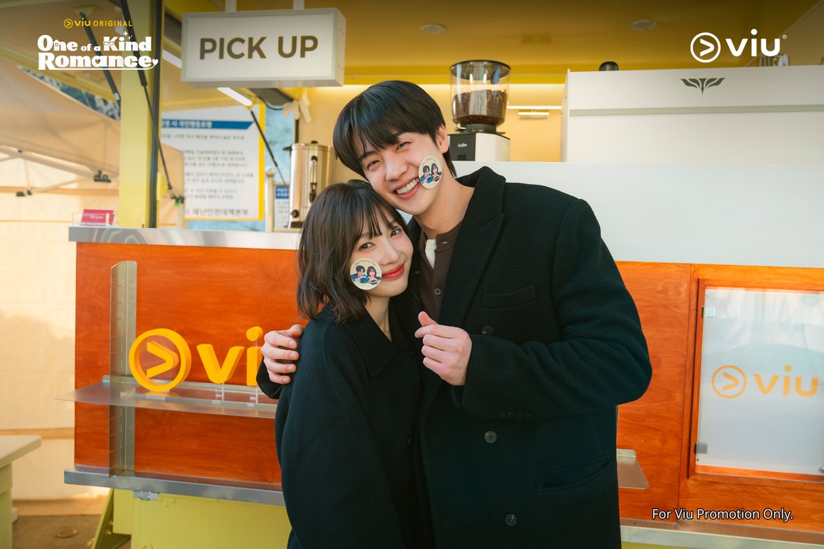 Viu_ID's tweet photo. Wiken makin manis sambil liat senyum #ParkSooYoung dan #KimHyunJin di depan coffee truck dari MinViu, hihihi 😍🫶 Siap-siap ketemu mereka mulai 9 November di drakor Viu Original One of a Kind Romance, ya!

#Viu #OneOfAKindRomance #OneOfAKindViu #JOY #RedVelvet https://t.co/0LK5CwUoth