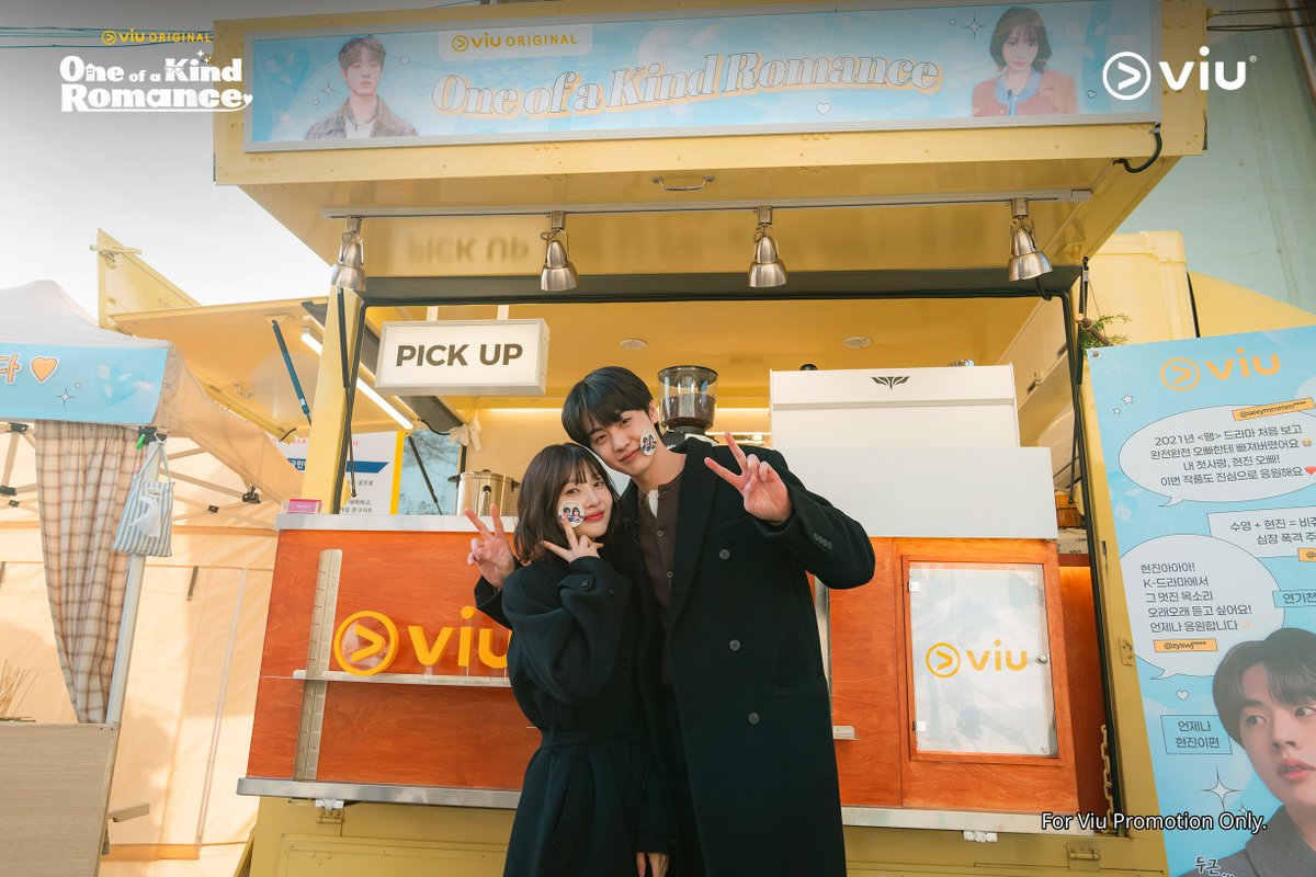 Viu_ID's tweet photo. Wiken makin manis sambil liat senyum #ParkSooYoung dan #KimHyunJin di depan coffee truck dari MinViu, hihihi 😍🫶 Siap-siap ketemu mereka mulai 9 November di drakor Viu Original One of a Kind Romance, ya!

#Viu #OneOfAKindRomance #OneOfAKindViu #JOY #RedVelvet https://t.co/0LK5CwUoth