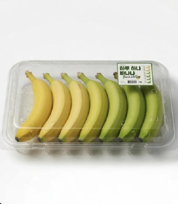 Rainmaker1973's tweet photo. In South Korea, supermarkets often offer bananas at varying levels of ripeness so customers can eat them over several days and reduce food waste. https://t.co/NWkOAUTsW9