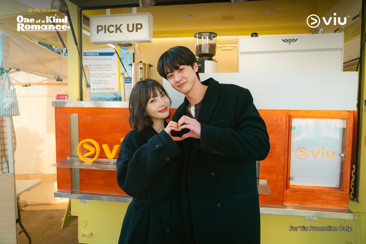 Viu_ID's tweet photo. Wiken makin manis sambil liat senyum #ParkSooYoung dan #KimHyunJin di depan coffee truck dari MinViu, hihihi 😍🫶 Siap-siap ketemu mereka mulai 9 November di drakor Viu Original One of a Kind Romance, ya!

#Viu #OneOfAKindRomance #OneOfAKindViu #JOY #RedVelvet https://t.co/0LK5CwUoth
