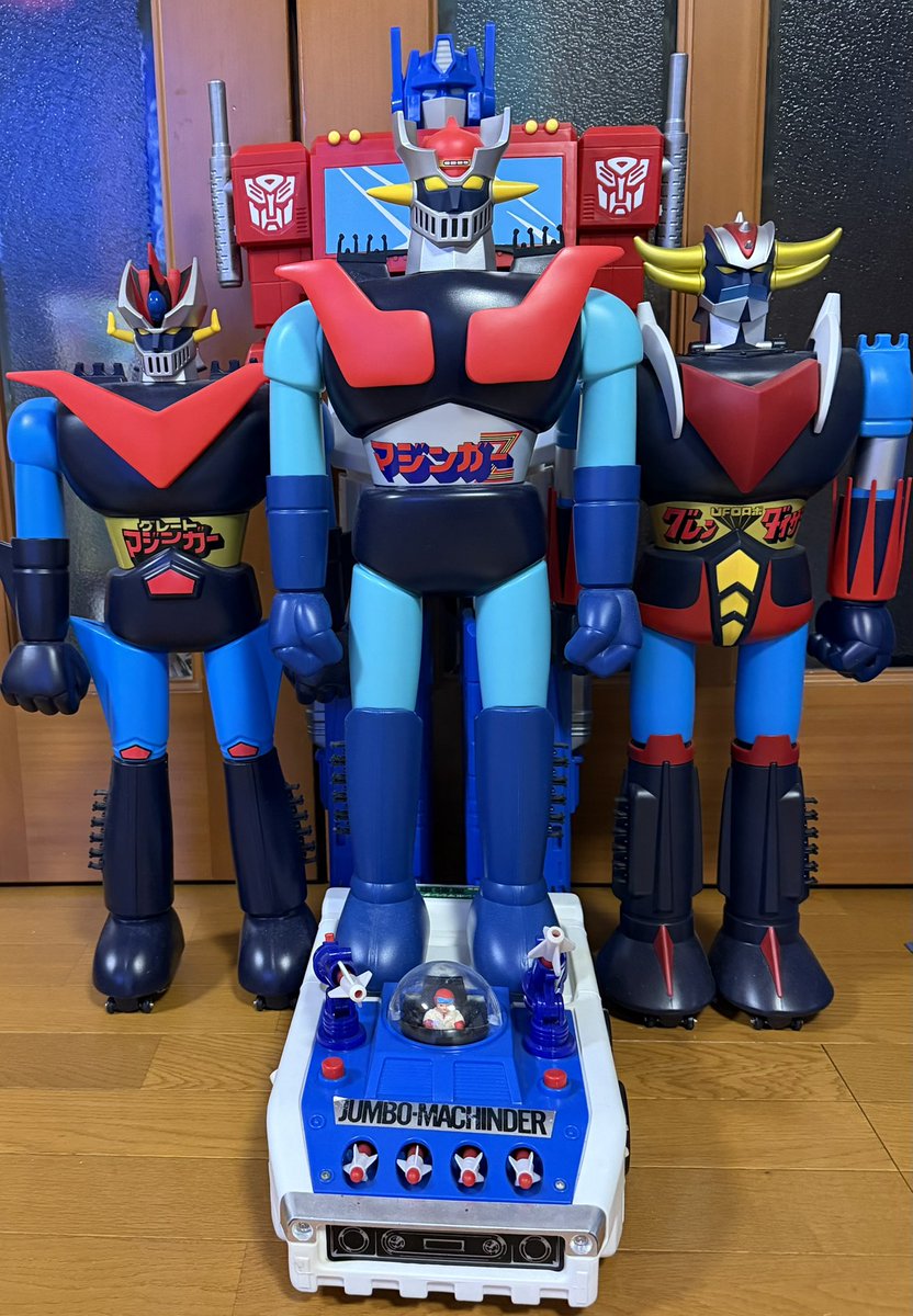 nocky1700's tweet photo. コストコンボイ、再入荷しとる！（土曜日夕方の画像）

で、ウチのやつで遊んでみた（笑）
昔アメリカに旅行に行った時に買ったメガサイズのガオフェニックスを思い出したさ。 https://t.co/BYM6pCwb27