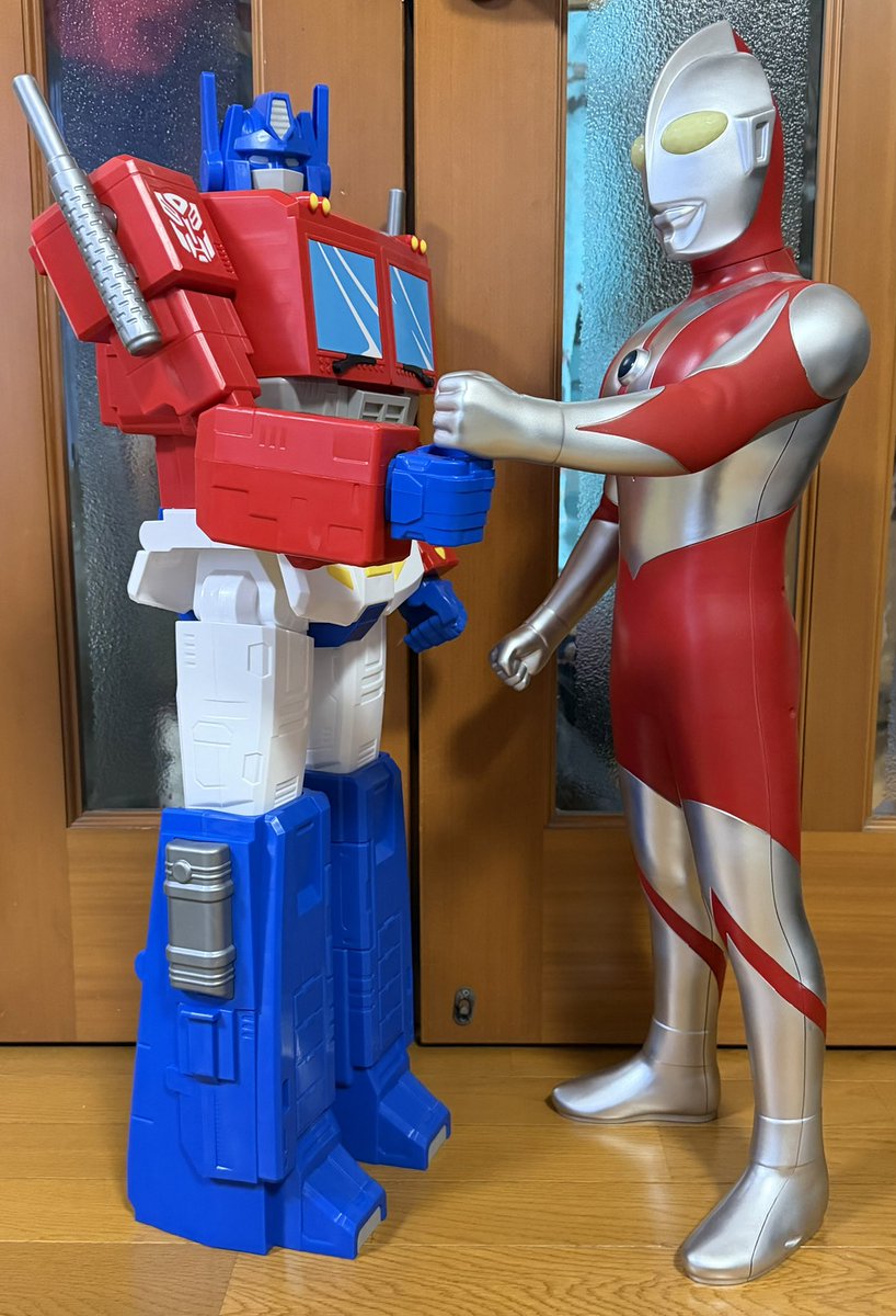 nocky1700's tweet photo. コストコンボイ、再入荷しとる！（土曜日夕方の画像）

で、ウチのやつで遊んでみた（笑）
昔アメリカに旅行に行った時に買ったメガサイズのガオフェニックスを思い出したさ。 https://t.co/BYM6pCwb27