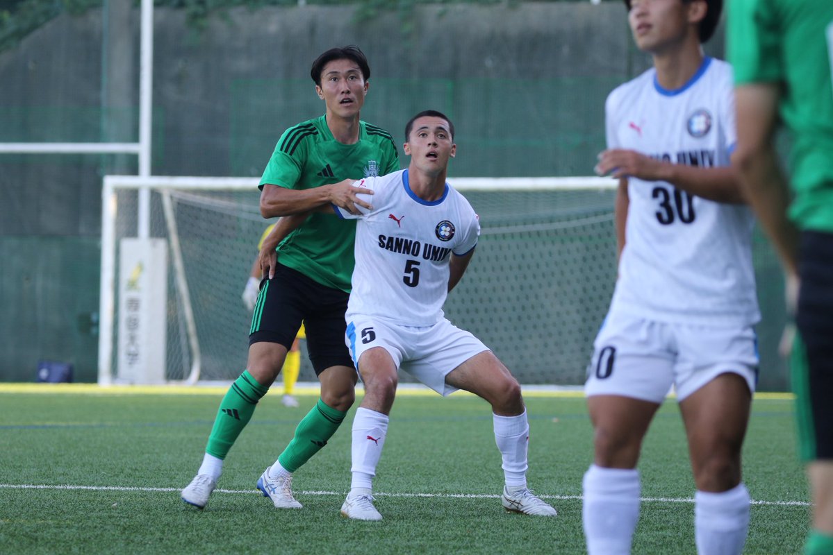 triority's tweet photo. FT 専修大 0-1 産業能率大

今日は息子の選手権予選を予定していたんだけど残念ながら敗退してしまったため予定がフリーに。山登りがてら生田へ。

アミノ杯ではあと一つで本大会に手が届かなかった産能大もリーグ戦は首位。すごく楽しみにしていたけどまさにその期待通りの内容のサッカーだった。14試合10失点が示すように本当に隙がない。ネガトラに全ての情熱をかけていると言っても過言ではないくらいの熱量で奪い返しに行く。後ろの選手が声で味方の選手を鼓舞してさらに相手にもプレッシャーをかけて奪い返しに行く。派手さのあるチームではないけど全員が連動して本当に隙がない。

やはり5日隠ナシュ大士(堀越 4年 大宮内定)が抜群。とんでもなく走るし、ボール回収回数も多い。ライン裏に抜けるような動きまで見せる。細かいプレーもうまいし大宮は良い選手を獲得した。

1年生ながら2部得点王の25山下虎太郎(大津 1年)が唯一の得点を抜け目なく演出。深い位置で相手の処理が甘くなるとスルスルゴール前に入り込んで最後は11石田怜也(湘南U-18 4年)が押し込むだけ。これは楽しみな選手だし、何より太ももがすごい。

専修大公式が触れてた9山下基成(大津 4年)と虎太郎の兄弟対決。どうですかね、似てますかね？