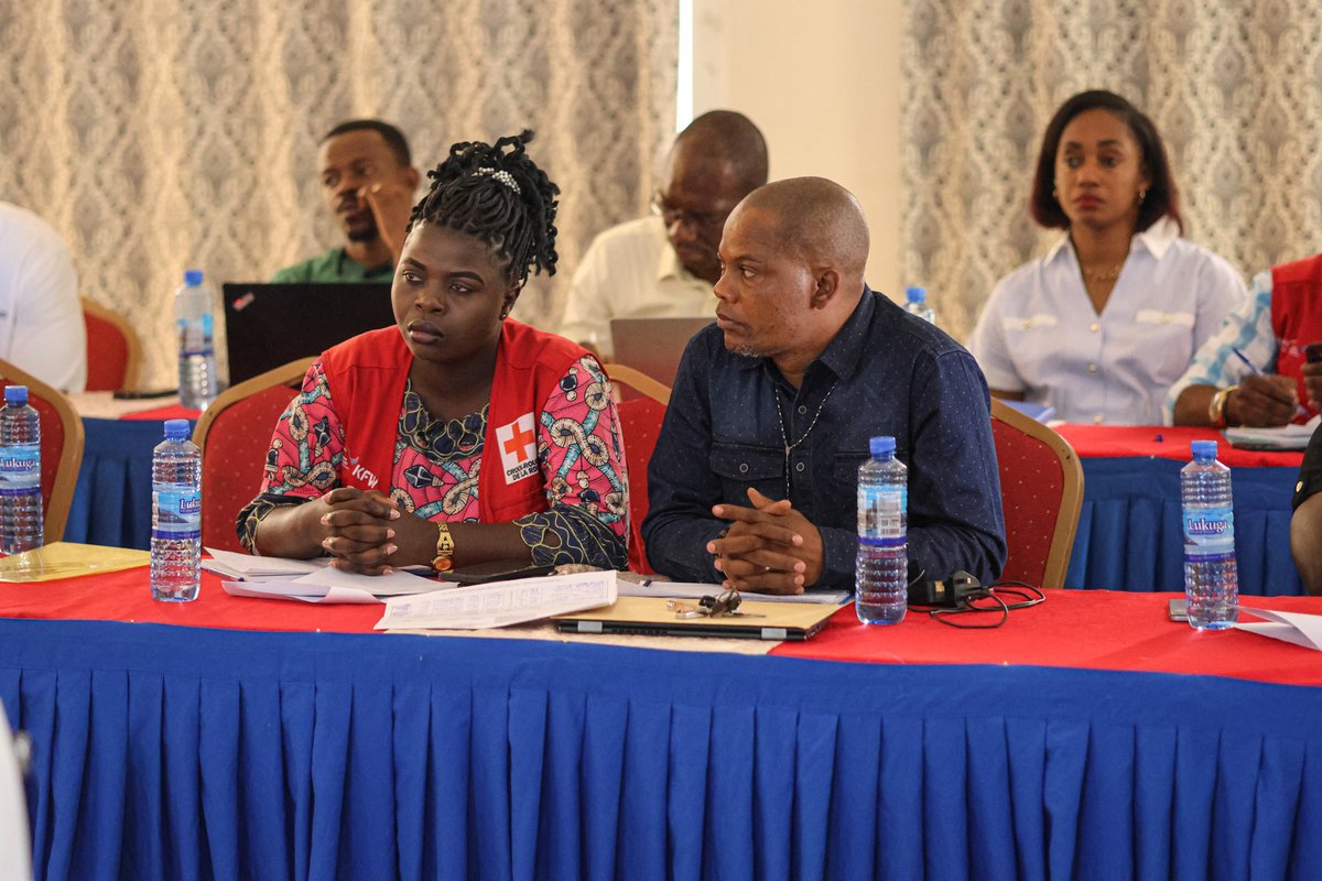 IOMinDRC's tweet photo. À Kalemie (Tanganyika), du 06-09 oct, 33 participants, dont 10 femmes, ont suivi une formation sur l’intégration de la santé mentale et du soutien psychosocial dans la consolidation de la paix, en marge de la Journée mondiale de la santé mentale. #SantéMentale #OIMRDC @KfW_int https://t.co/qmhv6hYY4Y