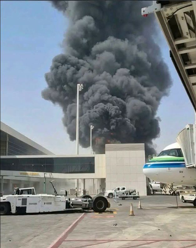 yemnews1's tweet photo. مع تكثيف السعودية اتصالاتها.. صنعاء تعرض مبادرة إنسانية جديدة
خاص – YNP..

أبدت صنعاء، الأحد، مقترحاً جديداً وسط تكثيف السعودية اتصالاتها إقليمياً ودولياً للتهدئة.

وتضمن مقترح نشرته وزارة الخارجية بحكومة صنعاء قيام كل الأطراف بتحييد الأهداف ذات البعد الإنساني وفي مقدمتها المطارات والموانئ.

وجددت حكومة صنعاء تأكيدها إنهاء النظام السعودي مرحلة خفض التصعيد باستهدافه مطار صنعاء في 13 يوليو الماضي لمنع رحلة إنسانية.

ورحب البيان اليمني ببيان المندوبَين الروسي والصيني حول اليمن في مجلس الأمن، معتبرةً تحويل النظام السعودي باب المندب والمناطق المحيطة به إلى مسرح عمليات عسكرية يفقدها أمنها واستقرارها.

كما رفض البيان محاولة البعض فرض الاحتلال السعودي على اليمن، مجددةً التأكيد على رفضه ولو ذهبت المواجهات إلى أبعد مستوى.

ويأتي البيان مع دخول المواجهات اليمنية – السعودية مرحلة تصعيد جديدة.

وبدأت القوات اليمنية فرض حظر جوي على السعودية بعد أسابيع قليلة على نجاحها بفرض الحظر البحري.

والتطورات الأخيرة تقود نحو مرحلة تصعيد أكبر خلال الفترة المقبلة.

وجاء البيان اليمني عشية اتصالات سعودية إقليمياً ودولياً.

وتحدثت تقارير إعلامية عن اتصالات أجراها وزير الخارجية السعودي بنظيره العماني لبحث تهدئة، بينما تتحرك الرياض على جبهة بكين لفتح قناة اتصال.

وترفض صنعاء أي تهدئة في الوقت الحالي دون تنفيذ السعودية التزاماتها باستحقاقات السلام في اليمن.
https://t.co/lBQNED9HkZ