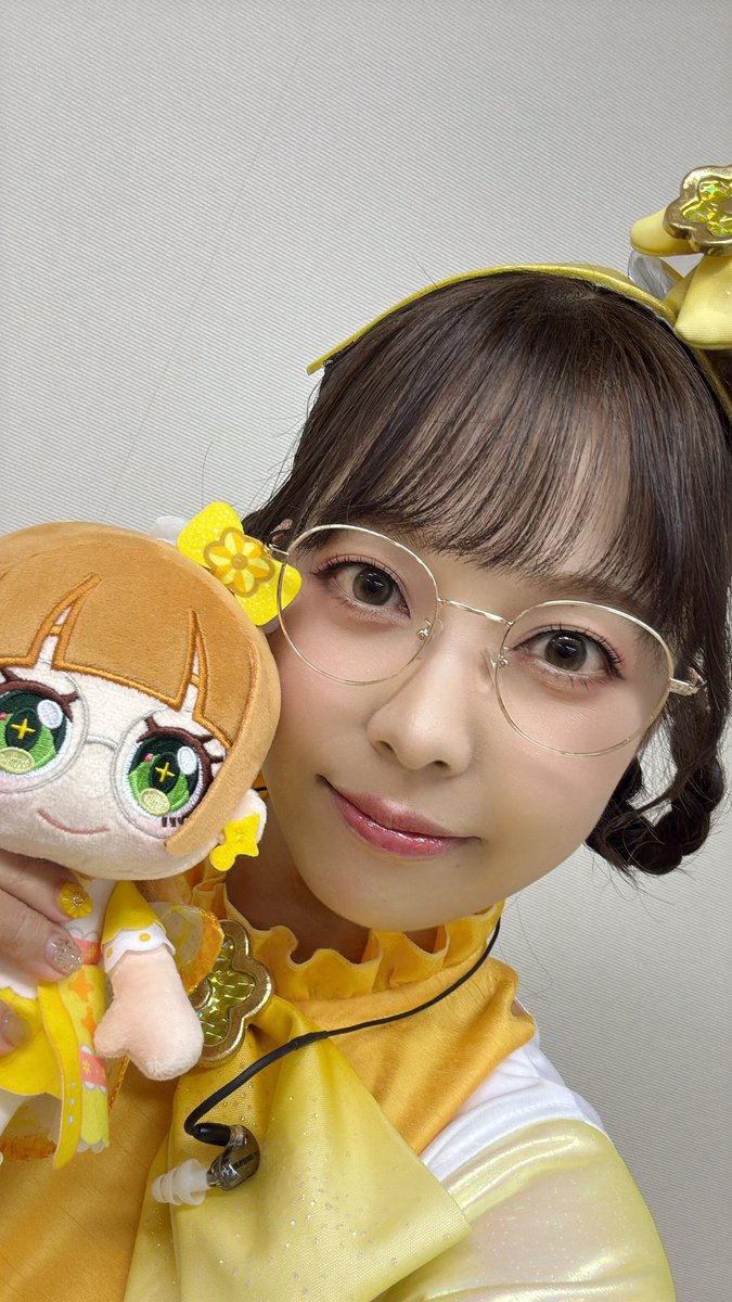 pompompompig's tweet photo. #プリプリライブ
衣装も髪型もメイクも、
おりびあちゃんに近づけてもらいました💛

おりびあちゃんといえば…でやっぱり眼鏡をかけてライブをしたかったので
眼鏡に反応していただけたのが嬉しかったです👓✨️

爪も黄色とお花をモチーフにしていました🌼 https://t.co/KdxETaebCN