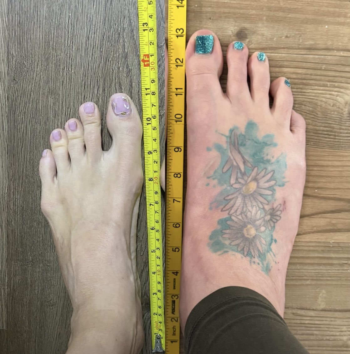 bigfootlover25's tweet photo. @Cassy_the_Giant versus @size19goddess 
US12 versus US19 https://t.co/N48FcNbENM