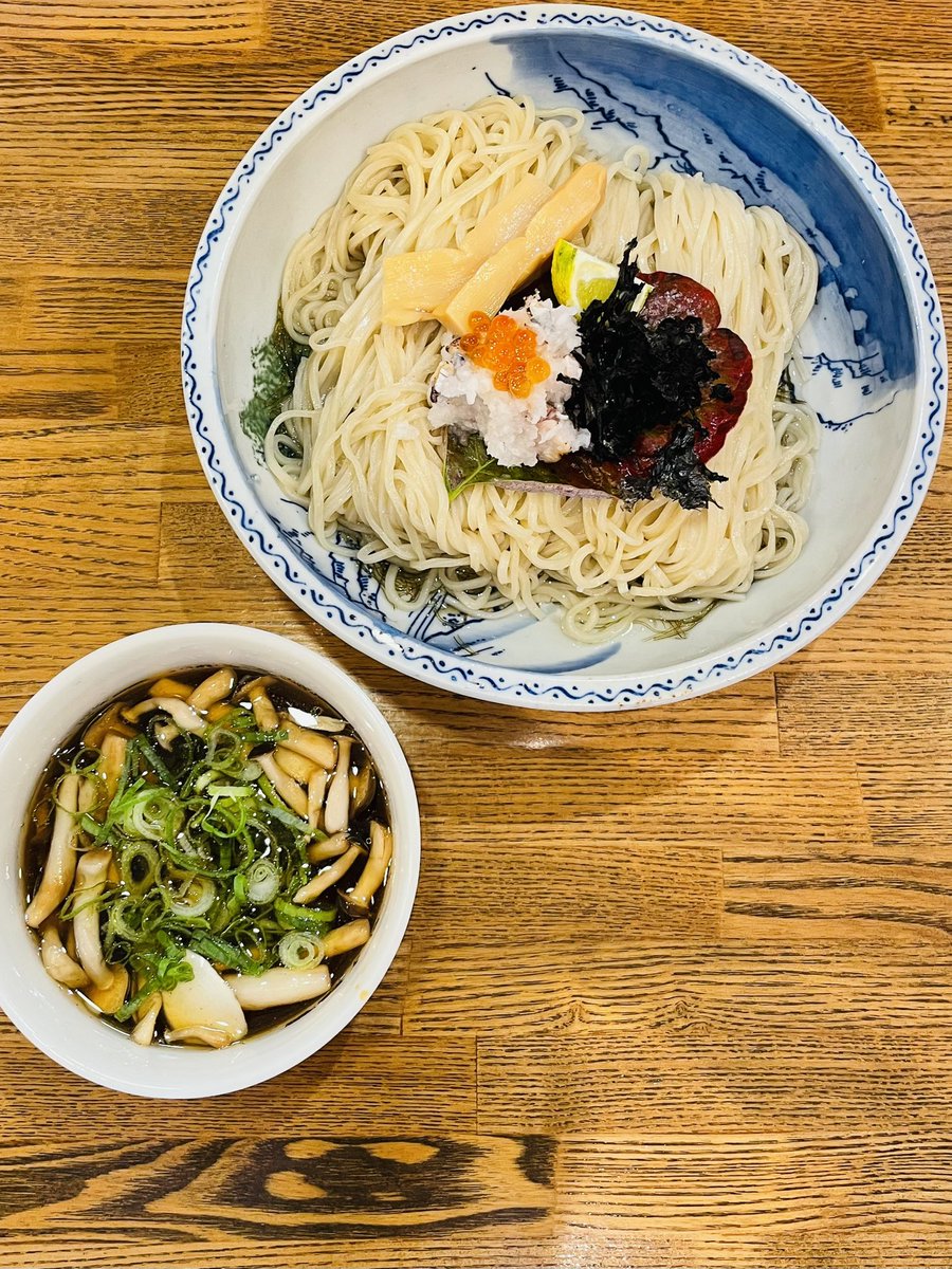 bloomramen's tweet photo. 㐂九家 さん　にて
「サンマと松茸 つけ麺｣+｢豚しゃぶ丼 ｣
秋刀魚節松茸椎茸 醤油ダレ
呉田 さん(浦和)提供のたおやかな麺
夢中で啜る
汁に(国産!)松茸しめじ葱が踊る
さらにはサンマみぞれ和えバラ海苔イクラ等
微量な昆布水の美学よ!
丼とつけ麺との対比まで堪能す

2026年百四十六杯目 10/11限定 https://t.co/KWXTtrEbfR