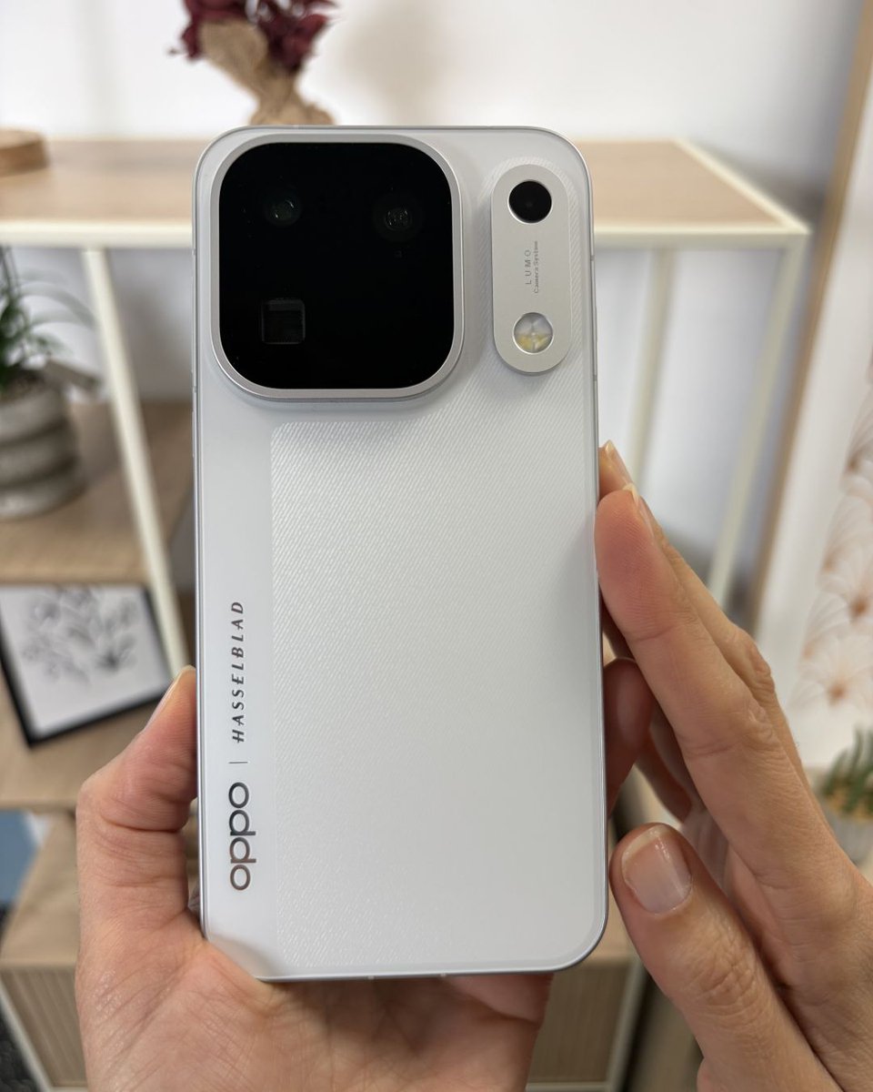 TopesdGama's tweet photo. Apunta esta fecha en el calendario: 21 de octubre. Es el día que llegan los nuevos OPPO Find X10 y Find X10 Pro Max, y vienen a reventar la gama premium. Cero bromas con estos bichos.

📸 Monta una triple cámara de 200 MP que sobre el papel asusta; estamos deseando ver cómo se comporta en fotos y si da el salto definitivo. 

🚀 Han apostado por el Dimensity 9600 Pro. Se acabó mirar por encima del hombro a MediaTek, pura potencia bruta.

💎 Por fuera son una pasada de bonitos. El aprovechamiento del frontal es de otro nivel con esos marcos de apenas 0,99 mm en el modelo estándar.

¿Qué es lo que más os hypea de esta nueva generación? Dejadlo por aquí abajo.
#oppotdg