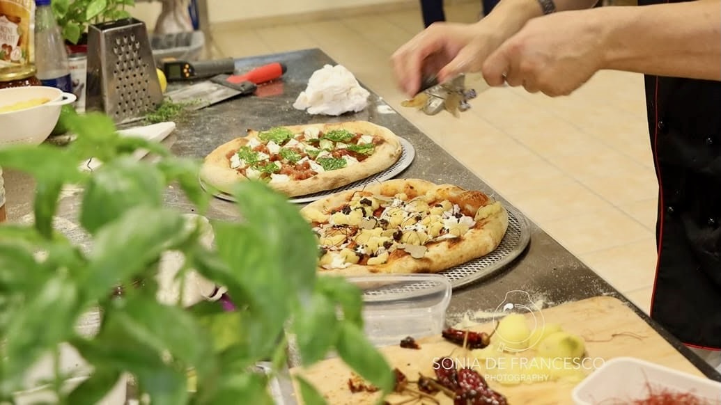 metisnews2's tweet photo. 🍕 Grisolia, al via il 25º Campionato Mondiale di Pizza Piccante. #PizzaPiccante #CampionatoMondiale #GrisoliaLido #MovimentoPizzaioliItaliani #25Anni #PizzaCalabrese #Peperoncino #CompetizioniInternazionali #Formazione #Degustazioni ↓ https://t.co/9A86kw70k1 https://t.co/FvWid4egb1