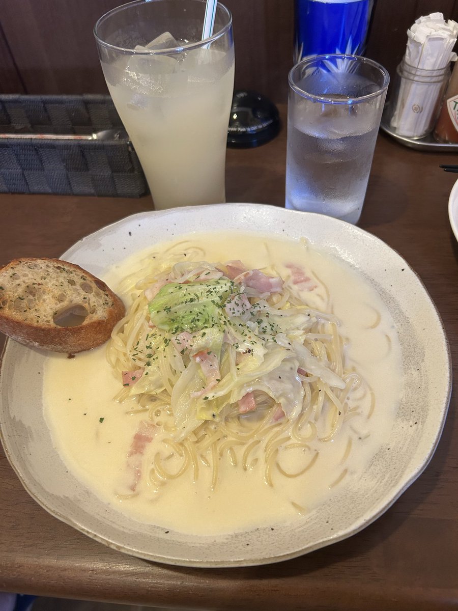 et_0u0_v's tweet photo. 大好きなお店へ💕
アイスはいつもランダム！私はいちごよりミックスがいいなと思ってて、母はいちごいいなと思ってたようでトレードした。ここのクリームパスタは最高だし、ティラミスは1番おいしい！ https://t.co/67DvQ2sdbQ